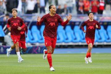 Virgil van Dijk durante el calentamiento.