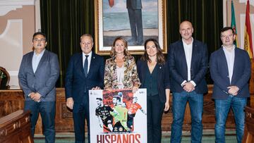 Begoña Carrasco, alcaldesa de Castellón sostiene el cartel del España Italia entre Blázquez y la concejala Hurtado.