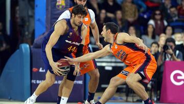 GRAF2091. BARCELONA, 19/11/2017.- El pívot croata del FC Barcelona Lassa Ante Tomic (i) intenta jugar un balón ante Sam Vam Rossom, del Valencia Basket, durante el partido de la Liga ACB de baloncesto disputado esta tarde en el Palau Blaugrana. EFE/Toni Albir