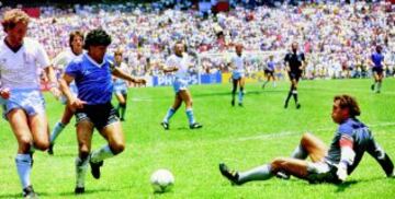 Es, para muchos, el mejor jugador de la historia. El argentino marc¨® a Inglaterra uno de los goles m¨¢s famosos de la historia de los mundiales.