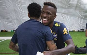 Vinicius, con Neymar en la concentración brasileña.