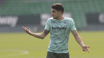 Bartra, en un entrenamiento del Betis.