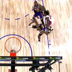 La toma más clara del cortocircuito de LeBron: tremenda la fuerza del brazo