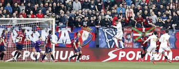 El jugador del Real Madrid, Sergio Ramos, marca el 1-2 al Osasuna, tras el pase de Casemiro.  