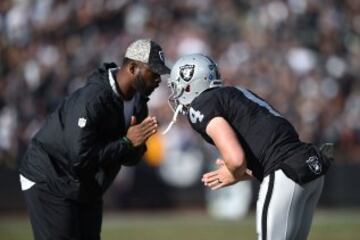 -Ya sabes, Carr san: Dar cera, pulir cera. -Pero, ¿y el partido? Porque los Vikings nos están metiendo... - Déjate de partidos, ¿quieres aprender kárate o no?