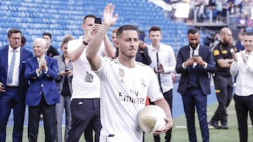 Eden Hazard salta al c&eacute;sped en su presentaci&oacute;n como jugador del Real Madrid en el Estadio Santiago Bernab&eacute;u.