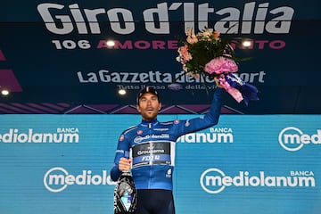 Lago Laceno (Italy), 09/05/2023.- French rider Thibaut Pinot of team Groupama - FDJ celebrates on the podium wearing the best climber's blue jersey after the fourth stage of the 2023 Giro d'Italia cycling race over 175 km from Venosa to Lago Laceno, Italy, 09 May 2023. (Ciclismo, Italia) EFE/EPA/LUCA ZENNNARO
