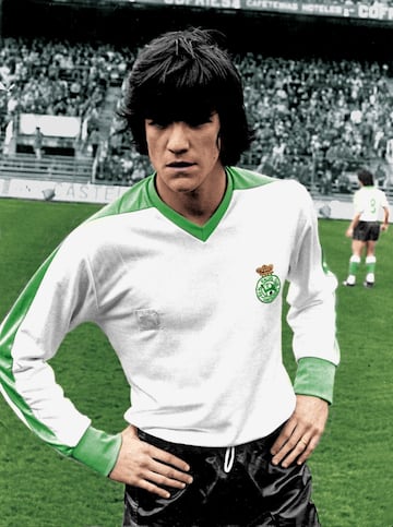 Marcos Alonso Pe?a naci¨® el 1 de octubre de 1959 en Santander. El exjugador espa?ol debut¨® en Primera Divisi¨®n en 1975 con el Racing de Santander, el equipo de su vida. En el conjunto c¨¢ntabro destac¨® como extremo con un gran regate. El final de su carrera como profesional la termin¨® tambi¨¦n en el conjunto c¨¢ntabro.