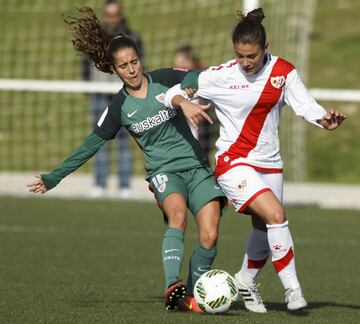 Aunque muchos dan por atado su fichaje, lo cierto es que aún no se ha hecho oficial la llegada de Maite Oroz (22 años) al Madrid. La aún ‘10’ del Athletic suma su quinta temporada siendo indiscutible en el once del equipo bilbaíno. Se trata de una de las últimas perlas que ha salido de Lezama, con una técnica exquisita y una gran visión de juego.



 FUTBOL FEMENINO