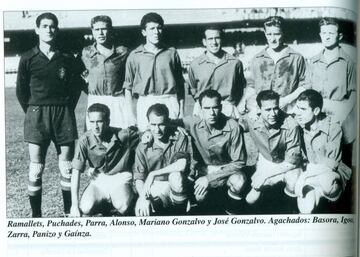 Españoles y chilenos ya se habían visto las caras en un Mundial. Fue en Brasil, en 1950, y para hacerlo más llamativo, los españoles vistieron camiseta azul y pantalón blanco. Justo con el uniforme que vestirían 60 años más tarde en Sudáfrica. Ganaron los españoles por 2-0, goles de Basora y Zarra. Aquel día, España alineó a Ramallets, Puchades, Parra, Alonso, Gonzalvo III y Gonzalvo II (en la imagen, todos de pie y de izquierda a derecha). Agachados y en el mismo orden posan: Basora, Igoa, Zarra, Panizo y Gaínza.