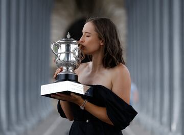 La de 22 años nacida en Varsovia y número uno del mundo ganó ante la checa Karolína Muchová su cuarto trofeo de Grand Slam, tercero en París. Hoy ya ha posado con el ansiado trofeo delante de la Torre Eiffel.