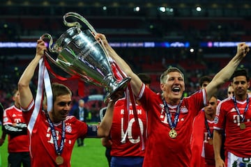 En una final alemana, el Bayern Múnich de Heynckes se terminó imponiendo al Borussia Dortmund de Jurgen Klopp para así ganar su quinto título.