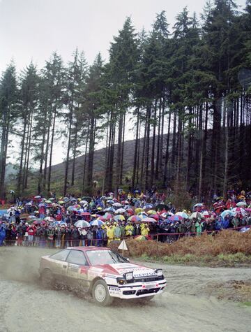 1990. Carlos Sainz gana el Mundial de Rallys con el Toyota Celica GT-Four ST165 con Carlos Moyá.