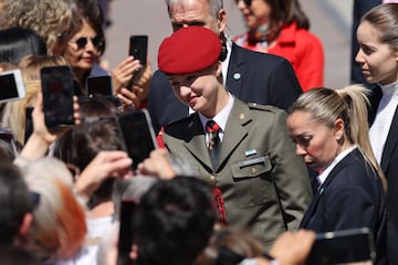 La Princesa Leonor saluda a los ciudadanos a su llegada a La Seo del Salvador de Zaragoza.