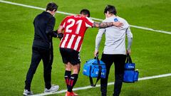 Ander Capa saliendo lesionado del envite ante el Atl&eacute;tico.