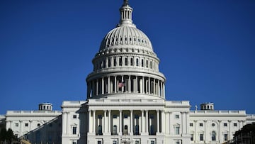 (ARCHIVOS) En esta foto de archivo tomada el 9 de noviembre de 2020, la plataforma inaugural presidencial est&aacute; en construcci&oacute;n frente al Capitolio de los EE. UU. Ya que parte del c&eacute;sped del Frente Oeste est&aacute; cerrado al p&uacute;blico en el Capitolio en Washington, DC.