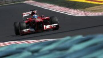 Fernando Alonso rueda en Hungaroring.