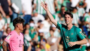 El lateral del Betis Juan Miranda (d) celebra tras marcar el segundo gol ante el Espanyol, durante el partido de Liga en Primera División que Real Betis y RCD Espanyol disputan este sábado en el estadio Benito Villamarín, en Sevilla.