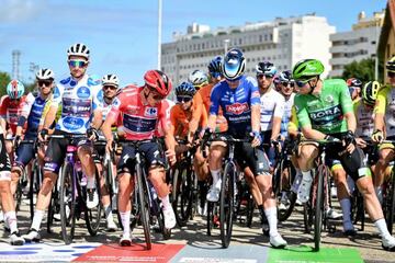 El belga Remco Evenepoel con el maillot rojo de líder de La Vuelta.