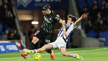 Pablo Marín pelea por un balón ante Pétrot en el Real Sociedad-Elche de Anoeta.