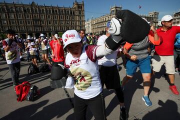 La plancha del Zócalo de Ciudad de México acogió una clase masiva de boxeo y, por segundo año consecutivo, se batió un récord mundial con más de 30.000 alumnos. El acto contó con la presencia de los campeones Julio César Chávez, Jaime Minguía o Humberto González, así como la del presidente del Consejo Mundial de Boxeo, Mauricio Sulaimán