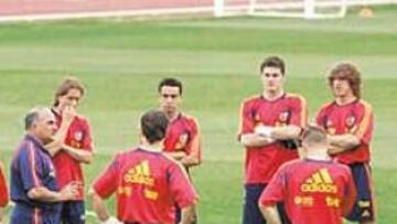 <b>PRIMER DÍA.</B> Ésta fue la charla inicial de Iñaki Sáez con sus futbolistas en el primer día de concentración.