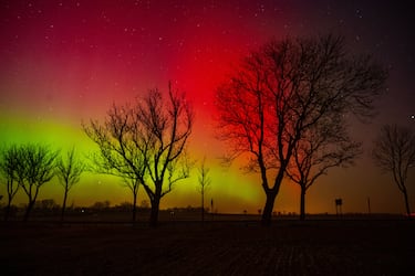 La aurora boreal brilla en el cielo nocturno sobre la isla de Rügen, Alemania. 