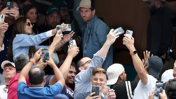 MIAMI GARDENS, FLORIDA - MARCH 28: Argentine soccer player Lionel Messi poses for photographs with fans after the Semi Final match between Novak Djokovic of Serbia against Grigor Dimitrov of Bulgaria on Day 11 of the Miami Open at Hard Rock Stadium on March 28, 2025 in Miami Gardens, Florida. Al Bello/Getty Images/AFP (Photo by AL BELLO / GETTY IMAGES NORTH AMERICA / Getty Images via AFP)