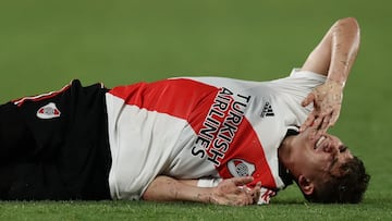 River Plate's forward Julian Alvarez gestures in pain during their Argentine Professional Football League match against Racing Club at  El Monumental stadium in Buenos Aires, on February 27, 2022. (Photo by ALEJANDRO PAGNI / AFP)