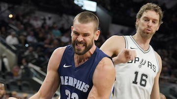 Marc gasol se lamenta ante la mirada de su hermano Pau.