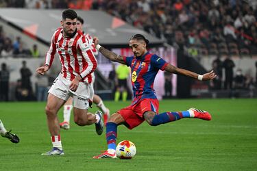 4-0. Raphinha, dentro del área, recorta hacia fuera y, con muy poco ángulo, suelta un zurdazo para superar a Unai Simón. El balón entra por la escuadra del palo corto del guardameta del Athletic.