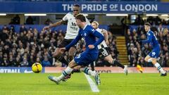 LONDON, ENGLAND - FEBRUARY 03: Fulhams Issa Diop (left) competing with Chelseas Kai Havertz during the Premier League match between Chelsea FC and Fulham FC at Stamford Bridge on February 03, 2023 in London, England. (Photo by Andrew Kearns - CameraSport via Getty Images)