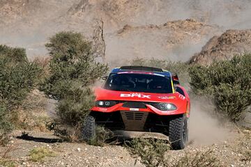 El piloto francés del Bahrain Raid Xtreme, Sebastien Loeb, y el copiloto belga, Fabian Lurquin, vencedores de la etapa 7 entre Riyad y Al Duwadimi.