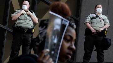 Polic&iacute;as observan la protesta en Minneapolis, Minnesota tras el asesinato de George Floyd. U.S. Mayo 28, 2020. 