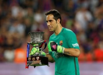 Claudio Bravo posa con el trofeo