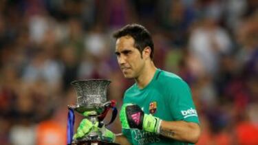 Claudio Bravo posa con el trofeo