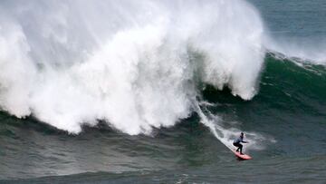 El surfista gallego Juan Fernández en la ola de La Vaca (Santander, Cantabria) durante La Vaca Gigante 2019, campeonato de surf de olas gigantes.