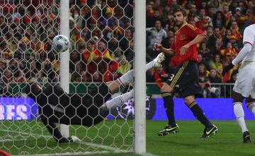 En su debut en un partido oficial, el central consiguió anotar su primer gol defendiendo la camiseta de la selección nacional. Gol que dio la victoria a España ante Turquía. 