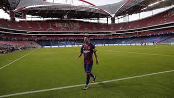 LISBON, PORTUGAL - AUGUST 14: Lionel Messi of FC Barcelona walks on during the UEFA Champions League Quarter Final match between Barcelona and Bayern Munich at Estadio do Sport Lisboa e Benfica on August 14, 2020 in Lisbon, Portugal. (Photo by Manu Fernandez/Pool via Getty Images)