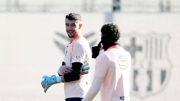 GRAFCAT5411. SANT JOAN DESPÍ (BARCELONA) (ESPAÑA), 05/12/2025.- El portero del FC Barcelona, Joan Garcia, durante el entrenamiento que realiza la plantilla barcelonista en la Ciudad Deportiva Joan Gamper para preparar el partido correspondiente a la decimoquinta jornada de LaLiga EA Sports que disputarán mañana ante el Real Betis Balonpie en Estadio de la Cartuja de Sevilla.EFE/ Alejandro García