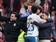 BILBAO, 22/12/2025.- Los jugadores del Espanyol celebran la victoria al finalizar el partido de la jornada 17 de LaLiga que Athletic Club de Bilbao y RCD Espanyol disputaron este lunes en San Mamés. EFE/Luis Tejido
