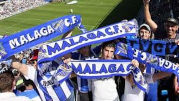 <b>ESPERANDO A LA FIFA. </b>Imagen del estadio de La Rosaleda en un partido de Liga, con la afición en plena acción.