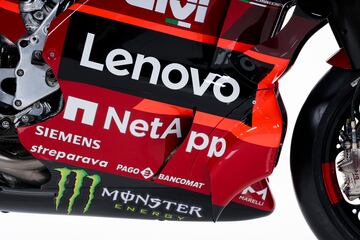 Ducati ha presentado en Madonna di Campiglio a sus equipos de MotoGP y Superbike para la temporada 2023. Los detalles de la Desmosedici son un propulsor 4 tiempos V4 a 90?, refrigeraci¨®n por l¨ªquido, distribuci¨®n desmodr¨®mica con doble ¨¢rbol de levas en cabeza y 4 v¨¢lvulas por cilindro.