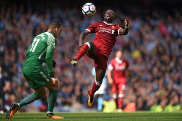 El senegalés del Liverpool llegó tarde al balón y le dio una patada en el rostro al portero del City.