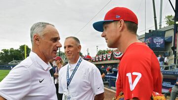 PHILADELPHIA, PA - AUGUST 19: Major League Baseball Commissioner Rob Manfred talks with Rhys Hoskins #17 of the Philadelphia Phillies before the game against the New York Mets at BB&amp;T Ballpark on August 19, 2018 in Williamsport, Pennsylvania.   Drew Hallowell/Getty Images/AFP
 == FOR NEWSPAPERS, INTERNET, TELCOS &amp; TELEVISION USE ONLY ==