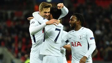 Llorente se abraza a Son tras asistirle en el segundo gol.