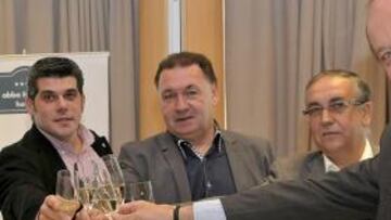 <b>BRINDIS. </b>Lasfablos, Lasaosa y Hernández brindan por el Huesca.