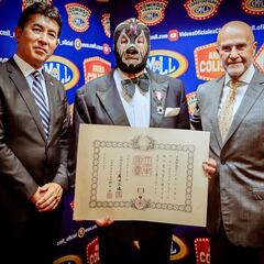 Mil Máscaras recibe condecoración japonesa en la Arena México