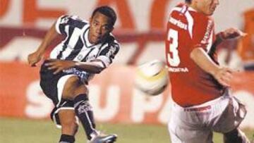 <b>ESPECTÁCULO. </b>Robinho marcó el único gol del Santos y ofreció toda una lección de buen fútbol a los aficionados.