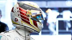 Lewis Hamilton y su casco del a&ntilde;o pasado.
